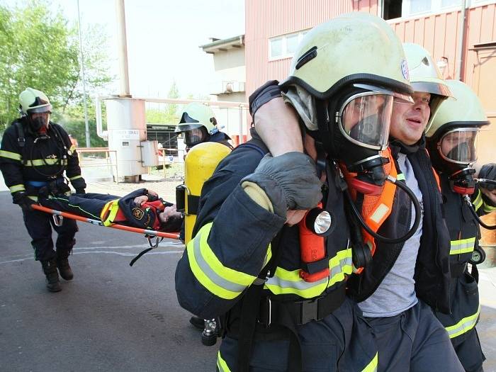 Námětové cvičení hasičů ve spalovně nebezpečných odpadů v Trmicích.