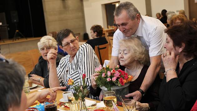 V pátek odpoledne se v kulturním domě v Chlumci uskutečnila oslava MDŽ pořádaná Klubem seniorů města Chlumec.