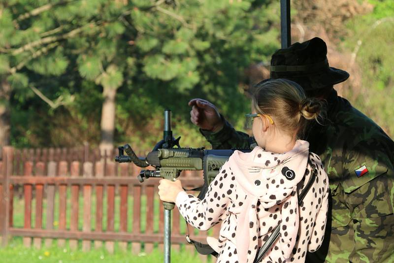 Jedním z mnoha míst tradičního pálení čarodějnic se opět stal Centrální park na Severní Terase.