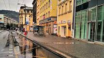 Ústecký fotograf Martin Vodňanský si oblíbil snímky zachycující dominanty města nad Labem v odrazu kaluže. Říká jim loužovky. Na snímku je pohled na Mírové náměstí.