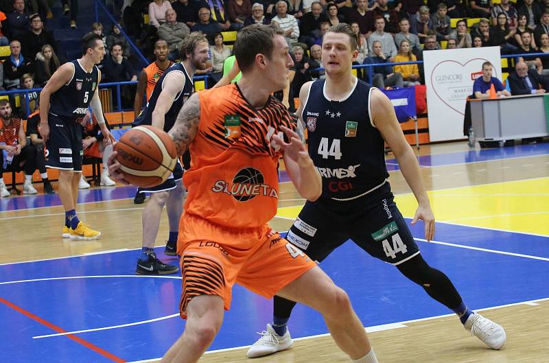 Basketbalové derby mezi Ústím nad Labem a Děčínem.