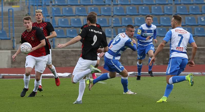 Ústečtí fotbalisté (modro-bílí) doma porazili Prostějov 3:0.