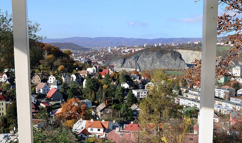 Vyhlídka Vlastimila Cajthamla je novým výletním cílem na území města Ústí nad Labem. Pohled přes horní Střekov na Mariánskou skálu s kamenolomem.