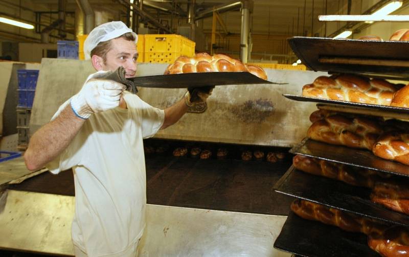 Zkušená pekařka údajně za směnu zvládne až 400 vánoček, učni zhruba polovinu.