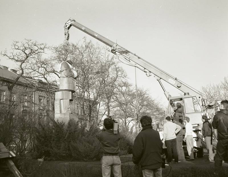 Smetanovy sady, 18. ledna 1990. Stěhování sochy Klementa Gottwalda z centra Ústí na skládku komunálního odpadu v Chabařovicích.