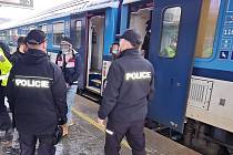 Policie při kontrole mezinárodního vlaku