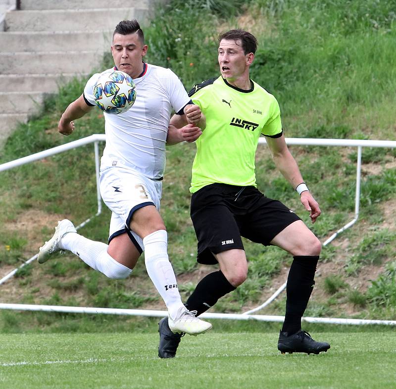 Fotbalisté SK Brná (zelenočerní) porazili ve 3. kole krajského poháru TJ Krupka (bílí) 3:1.