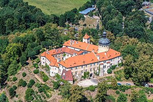 Hrad Grabštejn nad vesnicí Chotyně na Liberecku
