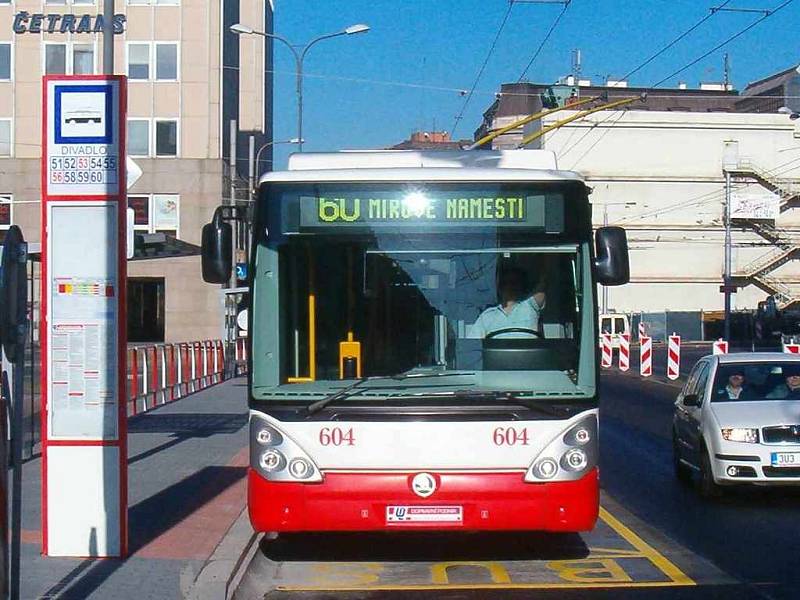 Úderem osmé byly dočasné zastávky zrušeny a provoz přesměrován do nově opravených zastávek u autobusového nádraží...