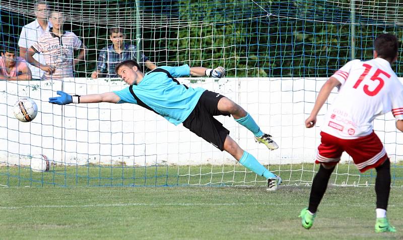 Fotbalisté Neštěmic (bílí) doma udolali Brnou 3:2 po penaltách.