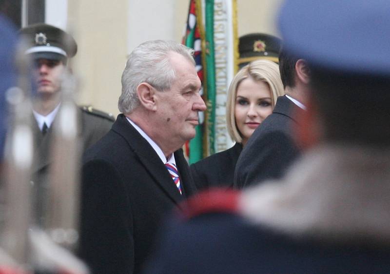 Miloš Zeman ve funkci vystřídal Václava Klause, který stál v čele země uplynulých deset let.