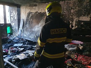 V Mojžíři hořel byt, vyjelo tam šest jednotek hasičů.