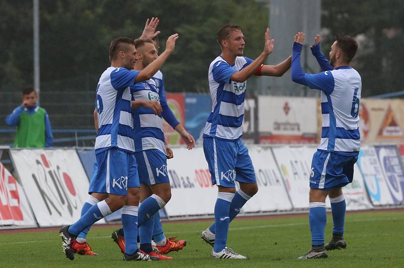 Ústečtí fotbalisté (modro-bílí) doma porazili Sokolov jasně 3:0. 