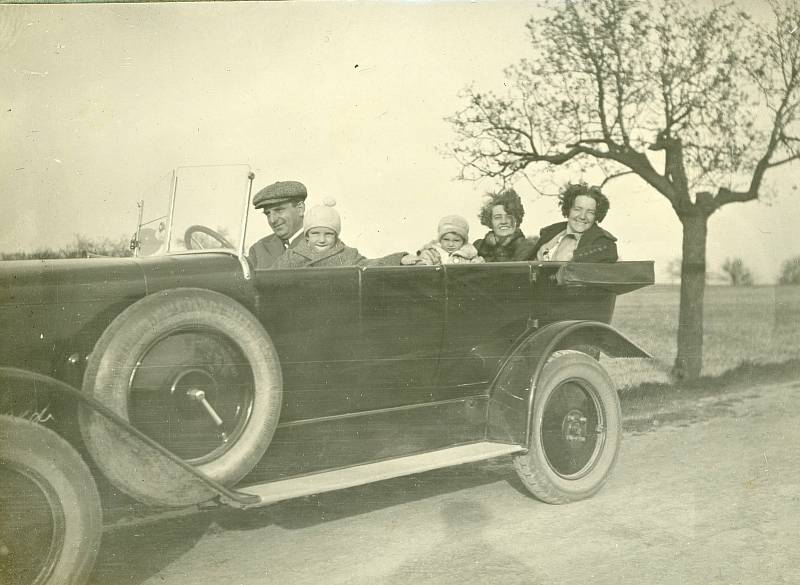 Rodinné poklady neštěmického lékaře zůstaly skryty od odsunu až dodnes. Prohlédnout si unikátní snímky a dokumenty nebo další cennosti můžete na výstavě v Globusu.