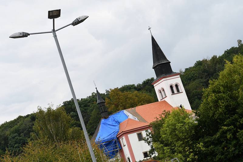 Kostel svatého Mikuláše v ústecké čtvrti Všebořice. Snímek ze září 2021
