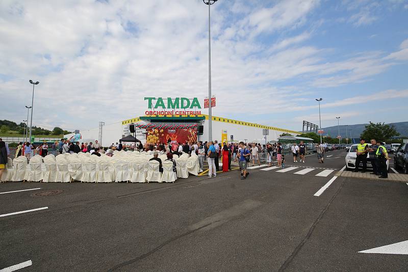 Obchodní centrum Tamda v ústeckých Všebořicích čeká na první zákazníky.