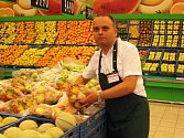Redaktor Petr Sochůrek si vyzkoušel práci v supermarketu v oddělení ovoce a zelenina.