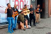 Romská kapela vyhrávala na Mírovém náměstí