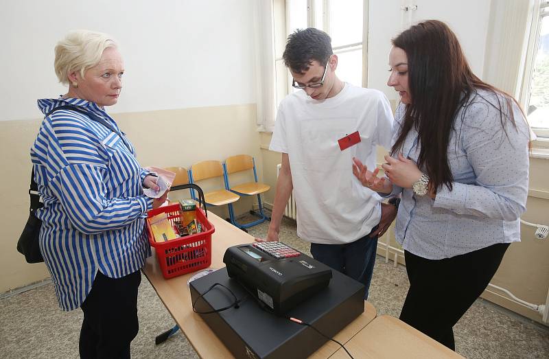 Na střední škole v Krásném Březně proběhla celostátní soutěž oboru prodavač.