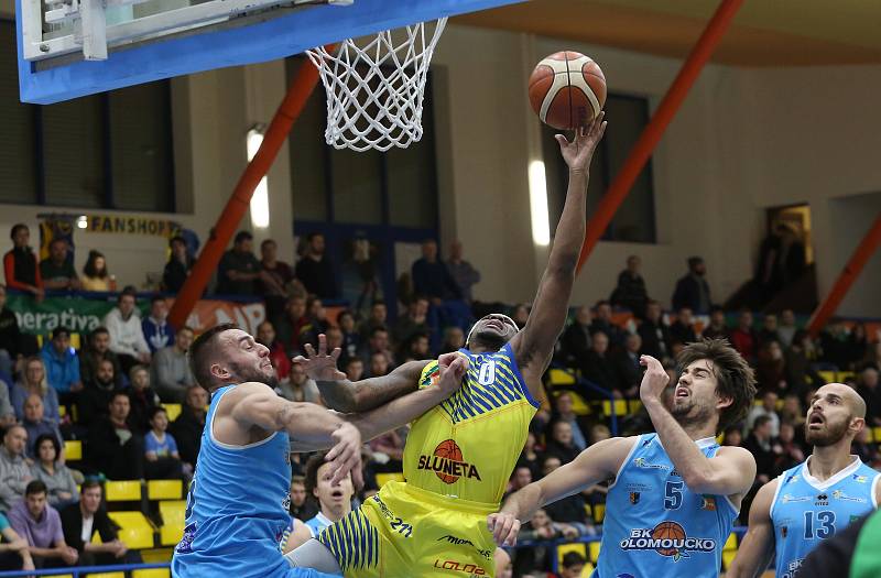 Basketbalový zápas mezi Ústím nad Labem a Olomouckem.