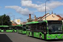 Typické zelené autobusy Dopravy Ústeckého kraje.
