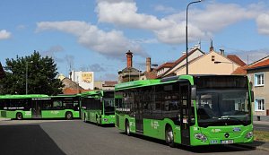 Typické zelené autobusy Dopravy Ústeckého kraje. Ilustrační foto