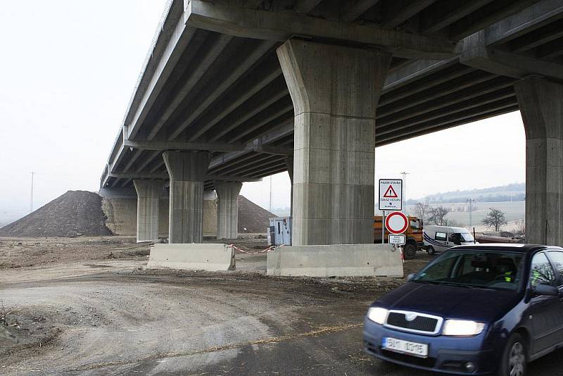 Zbývajících několik metrů zeminy bude odtěženo z protější strany kvůli sesuvům. Ve směru Lovosice bude na tento tunel navazovat most a další tunel.