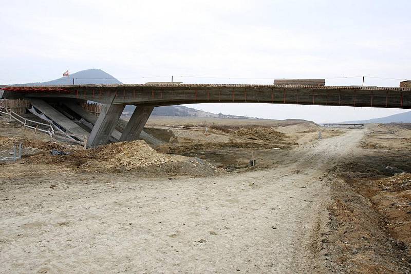 Zbývajících několik metrů zeminy bude odtěženo z protější strany kvůli sesuvům. Ve směru Lovosice bude na tento tunel navazovat most a další tunel.