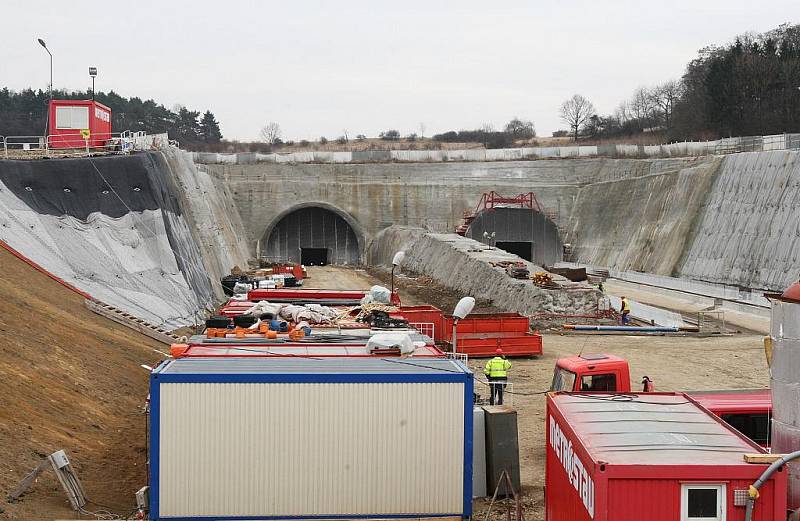 Zbývajících několik metrů zeminy bude odtěženo z protější strany kvůli sesuvům. Ve směru Lovosice bude na tento tunel navazovat most a další tunel.