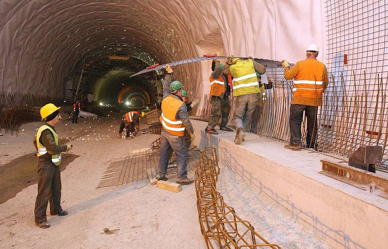 Zbývajících několik metrů zeminy bude odtěženo z protější strany kvůli sesuvům. Ve směru Lovosice bude na tento tunel navazovat most a další tunel.