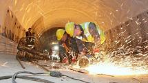 Zbývajících několik metrů zeminy bude odtěženo z protější strany kvůli sesuvům. Ve směru Lovosice bude na tento tunel navazovat most a další tunel.