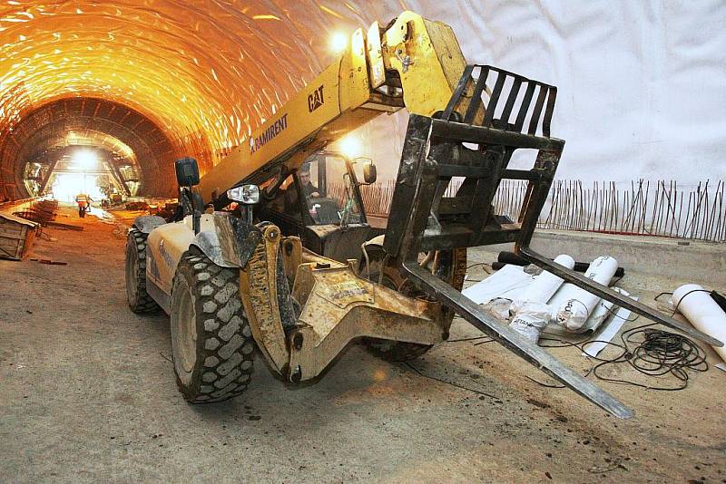 Zbývajících několik metrů zeminy bude odtěženo z protější strany kvůli sesuvům. Ve směru Lovosice bude na tento tunel navazovat most a další tunel.