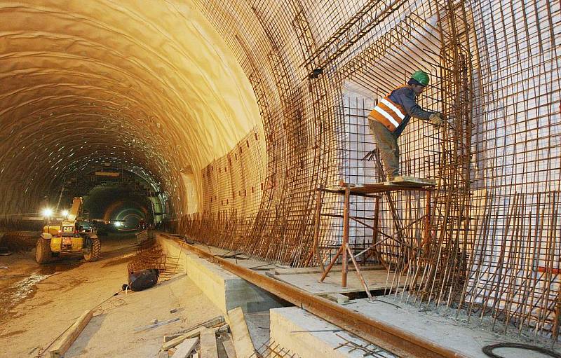 Zbývajících několik metrů zeminy bude odtěženo z protější strany kvůli sesuvům. Ve směru Lovosice bude na tento tunel navazovat most a další tunel.