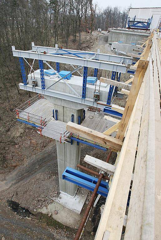 Zbývajících několik metrů zeminy bude odtěženo z protější strany kvůli sesuvům. Ve směru Lovosice bude na tento tunel navazovat most a další tunel.