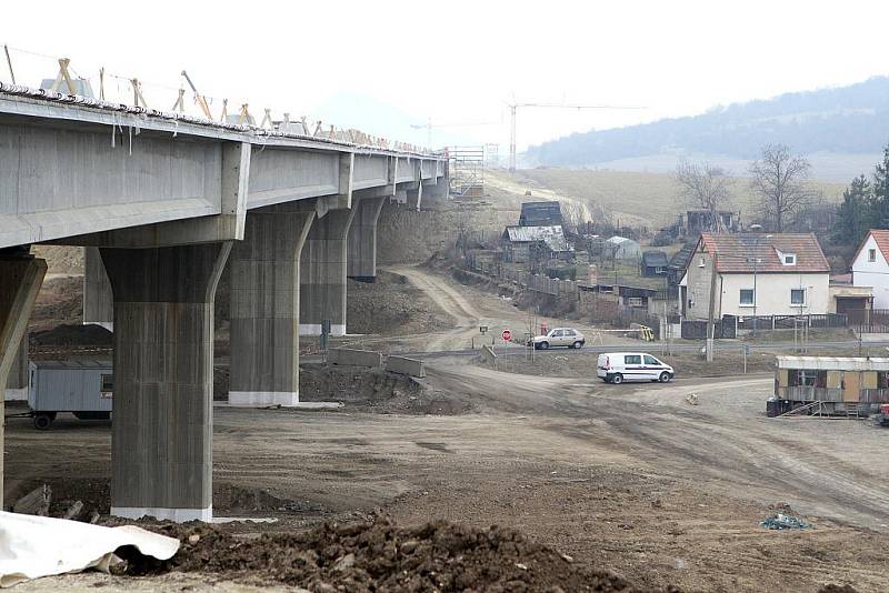 Zbývajících několik metrů zeminy bude odtěženo z protější strany kvůli sesuvům. Ve směru Lovosice bude na tento tunel navazovat most a další tunel.