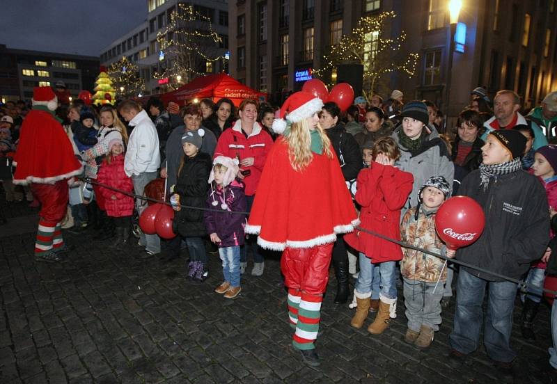 Vánoční kamion se Santa Klausem na Mírovém náměstí oblehly stovky rodičů a dětí. 