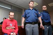 Vrah z Klášterce Roman Kalužík stanul v úterý 14. dubna před ústeckým krajským soudem.