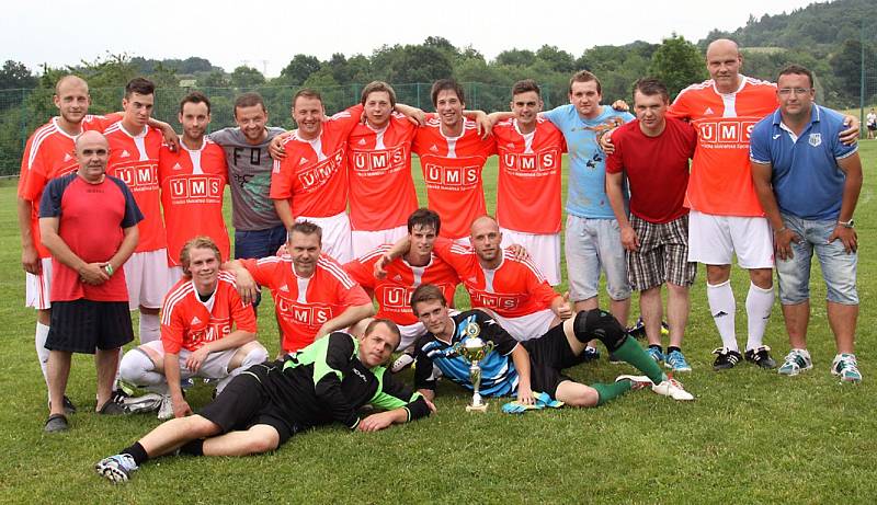 Fotbalisté Hostovic (oranžoví) porazili Trmice 2:1 po penaltách a převzali pohár za vítězství v soutěži.