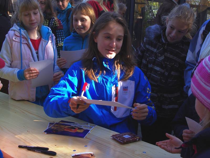 Mládě gibona bělolícího v sobotu v ústecké zoologické zahradě pokřtila gymnastka Anna Mária Kányai.