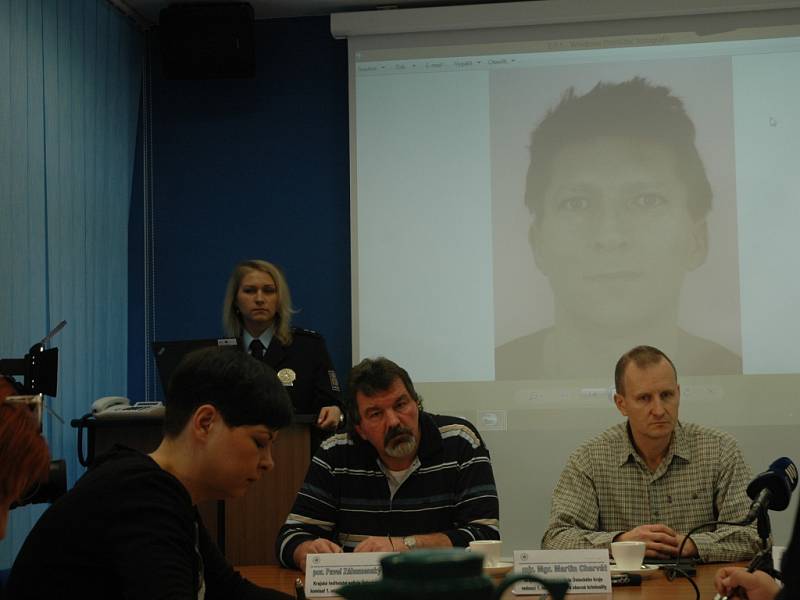 Podobu hledaného Zdeňka Pfeifera zveřejnila policie na pondělní toskové konferenci. 