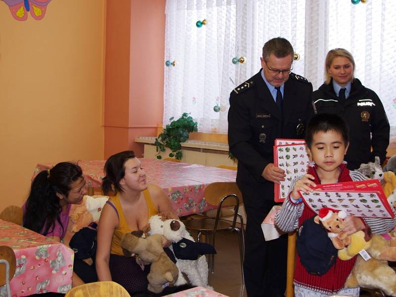 Plné koše plyšových pejsků odnesli na Ježíška malým pacientům přímo policisté.