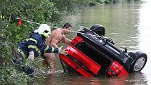 Auto v řece Labe u Sebuzína