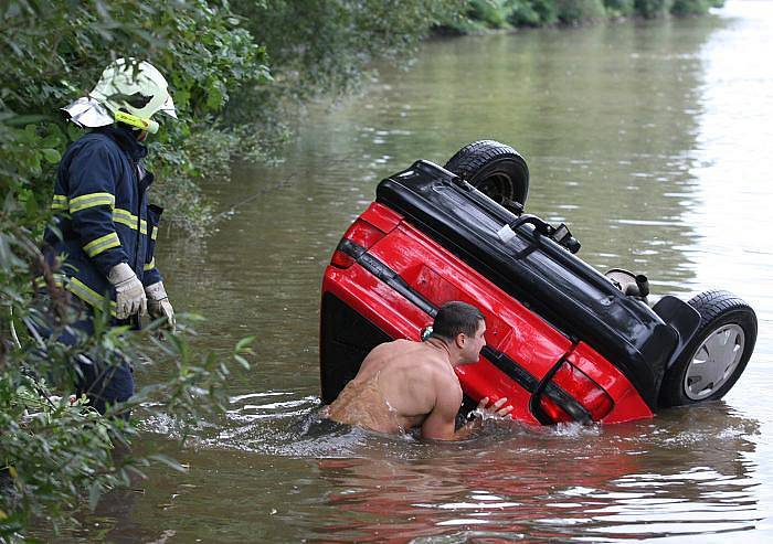 Auto v řece Labe u Sebuzína