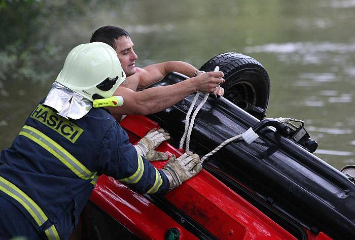 Auto v řece Labe u Sebuzína