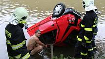 Auto v řece Labe u Sebuzína