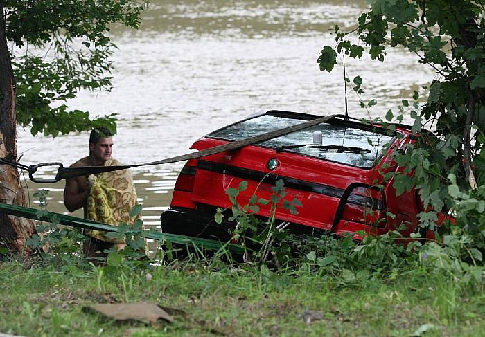 Auto v řece Labe u Sebuzína