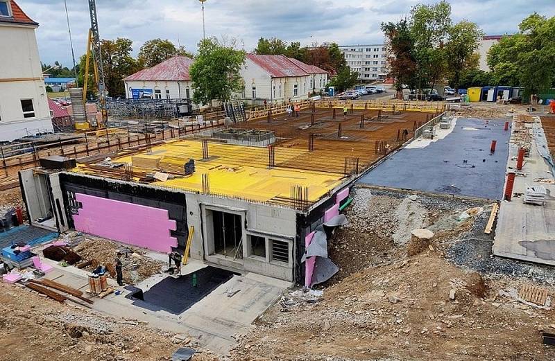 Areál chomutovské nemocnice se rozroste o nový pavilon s urgentním příjmem.