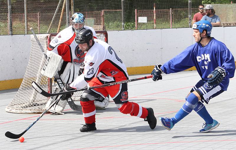 Ve čtvrtém finálovém utkání Oblastní hokejbalové ligy zvítězil tým Coma Ústí (modří) nad Dragons Ústí nad Labem (bíločervení) a vyrovnal tak stav série, rozhodne páté utkání.