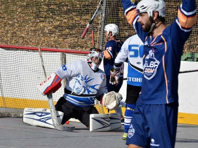 Hokejbalisté Elby (v modrých dresech) po nájezdech přetlačili 3:2 Letohrad.