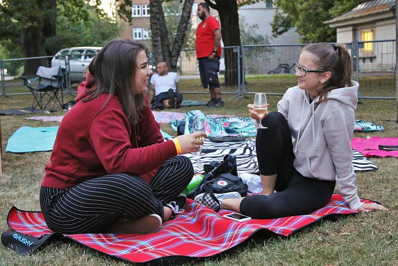 Městské sady v Ústí nad Labem patřily v sobotu 1. srpna navečer vínu a filmu 3Bobule.